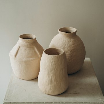 Vases en grès, vue de trois quarts