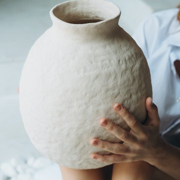 Vase en grès tenu en main